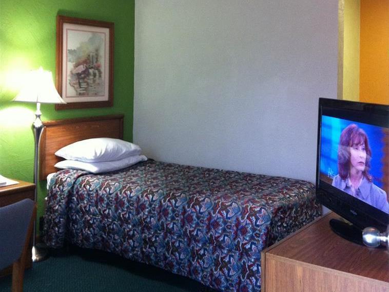 East Street Inn & Suites Tipton エクステリア 写真