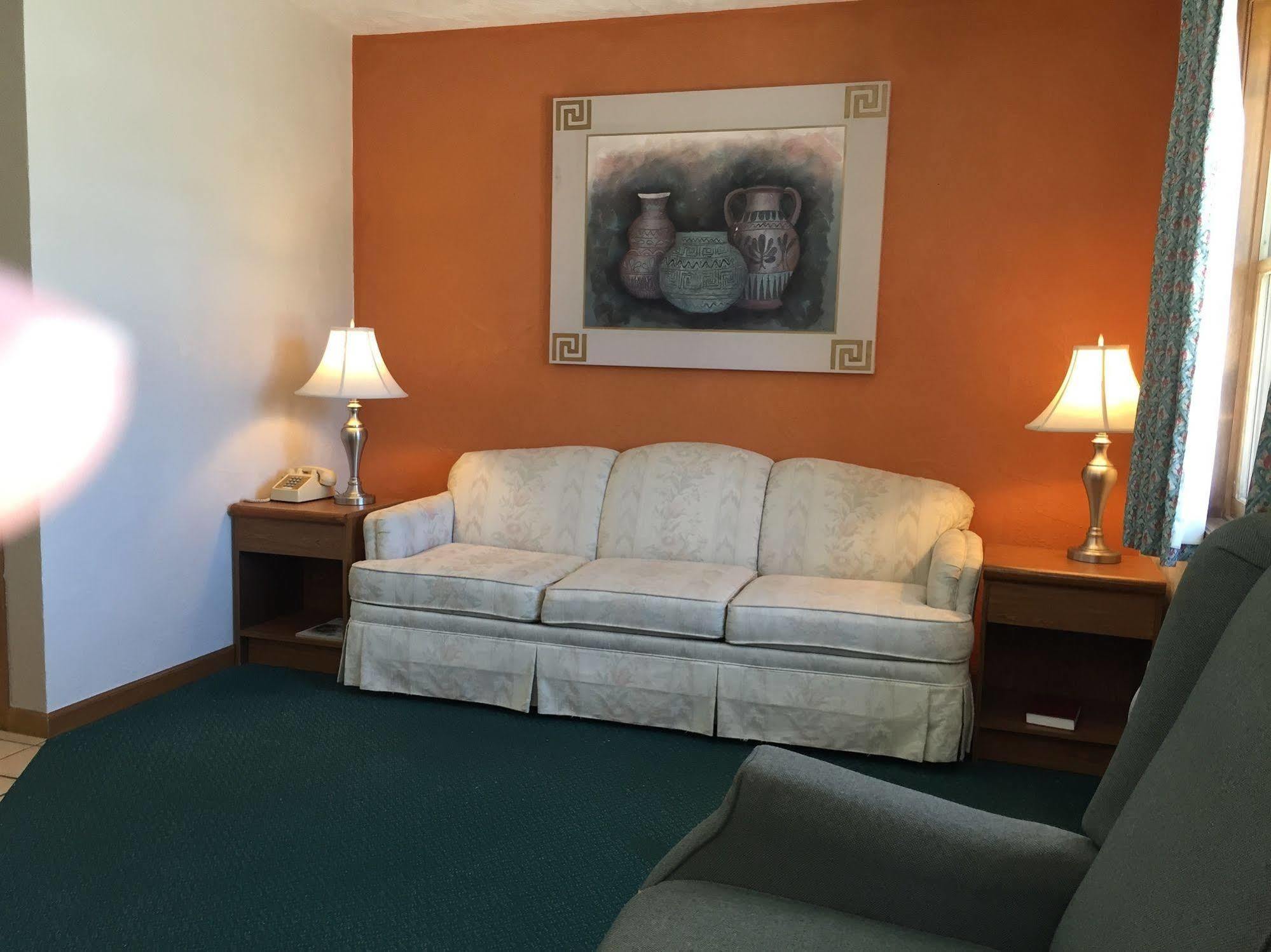 East Street Inn & Suites Tipton エクステリア 写真