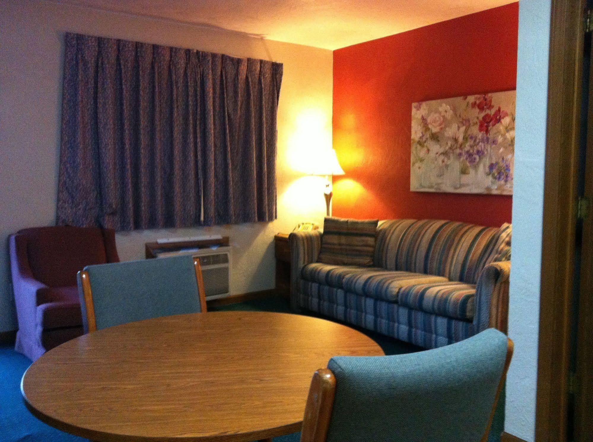 East Street Inn & Suites Tipton エクステリア 写真