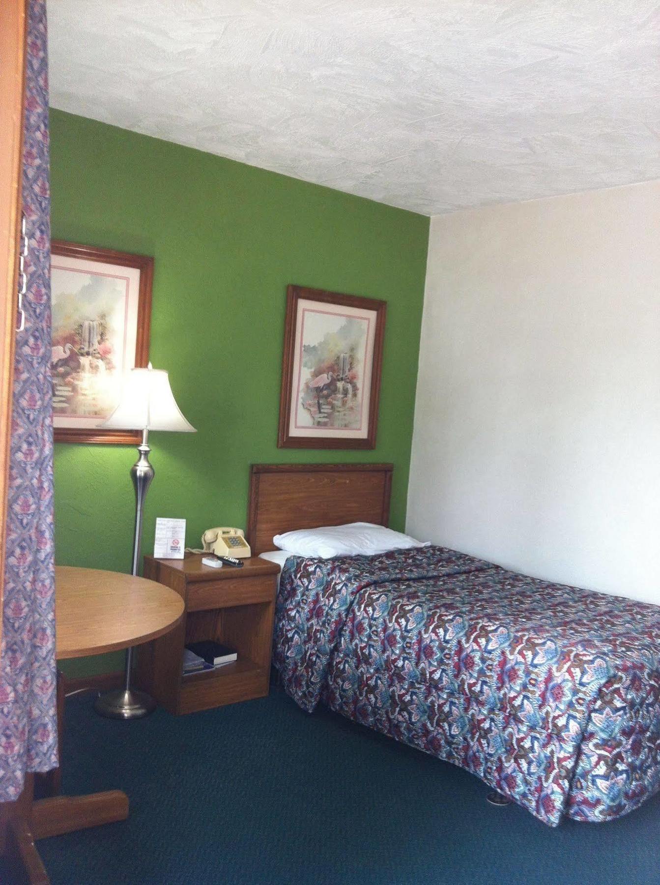 East Street Inn & Suites Tipton エクステリア 写真
