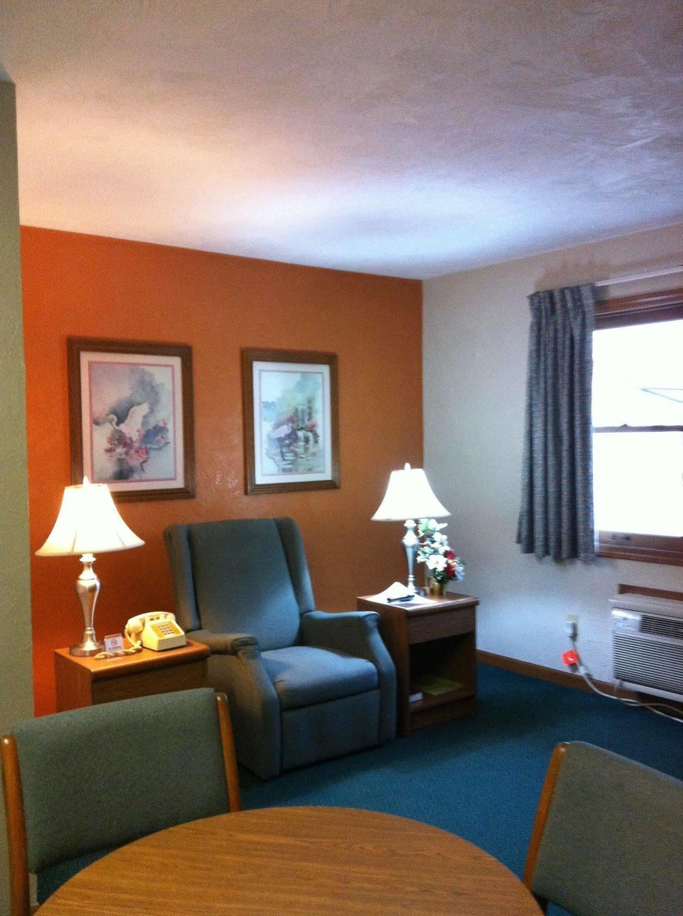 East Street Inn & Suites Tipton エクステリア 写真