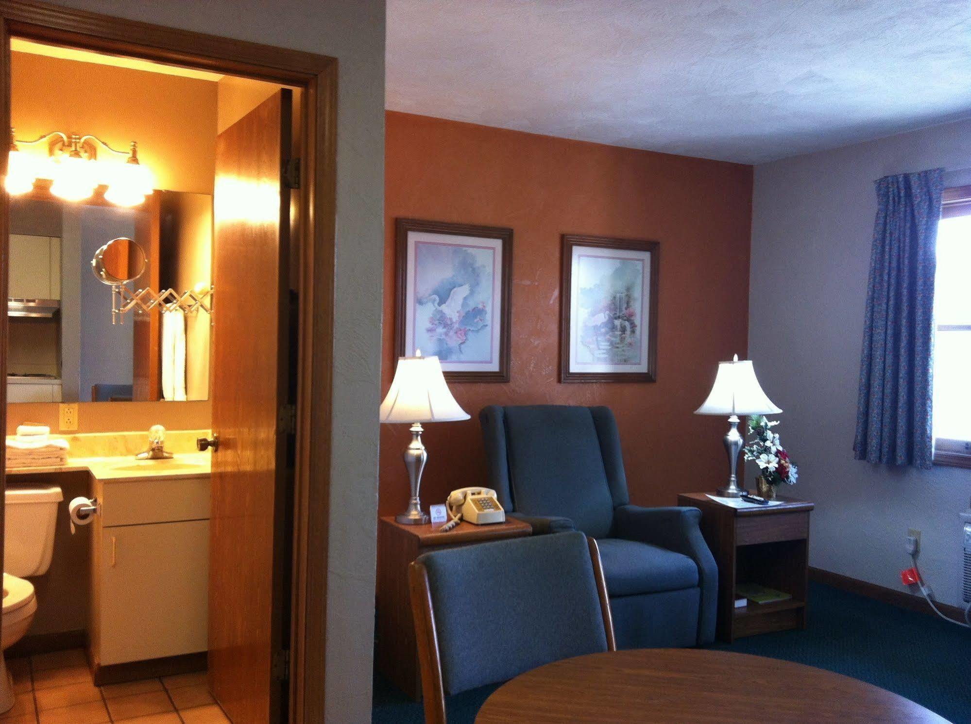 East Street Inn & Suites Tipton エクステリア 写真